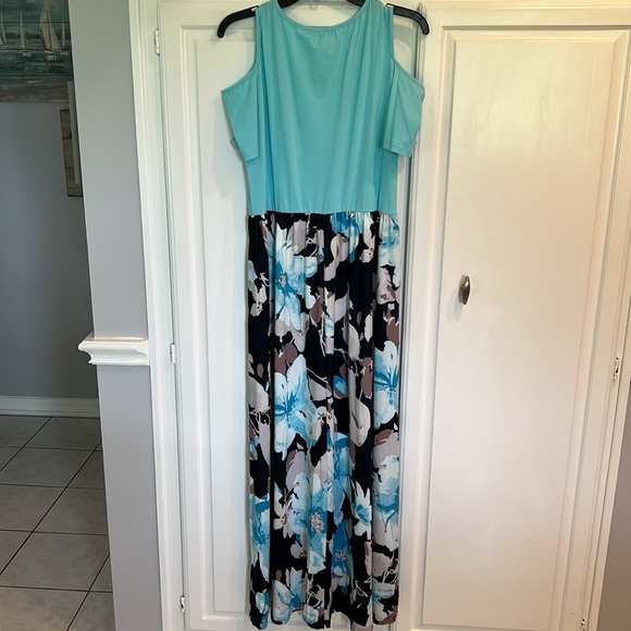 Beautiful floor length floral dress - Picture 7 of 11